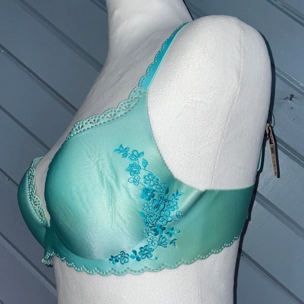 Victoria Secret Angels Secret Embrace Push Up Bra NWT - Picture 2 of 8